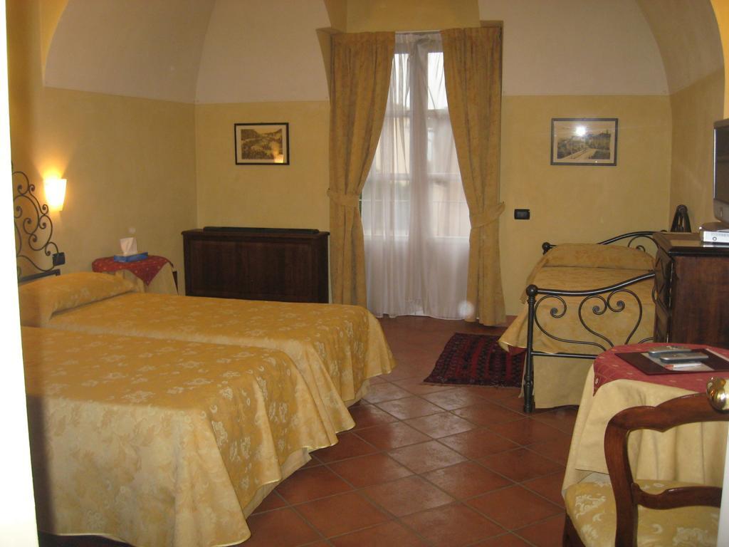 Hotel Palazzo Di Mezzo Carrù Habitación foto