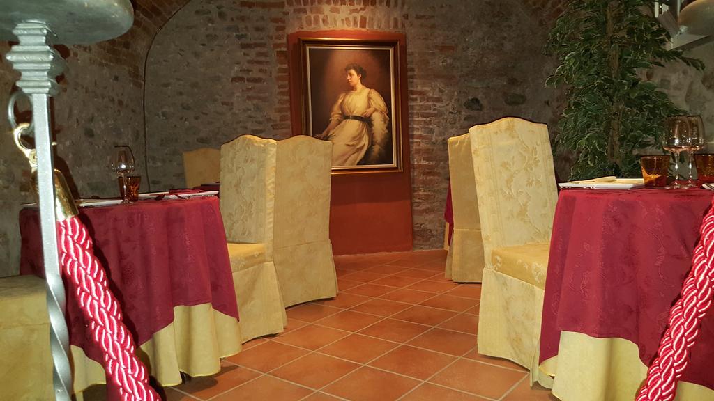 Hotel Palazzo Di Mezzo Carrù Exterior foto