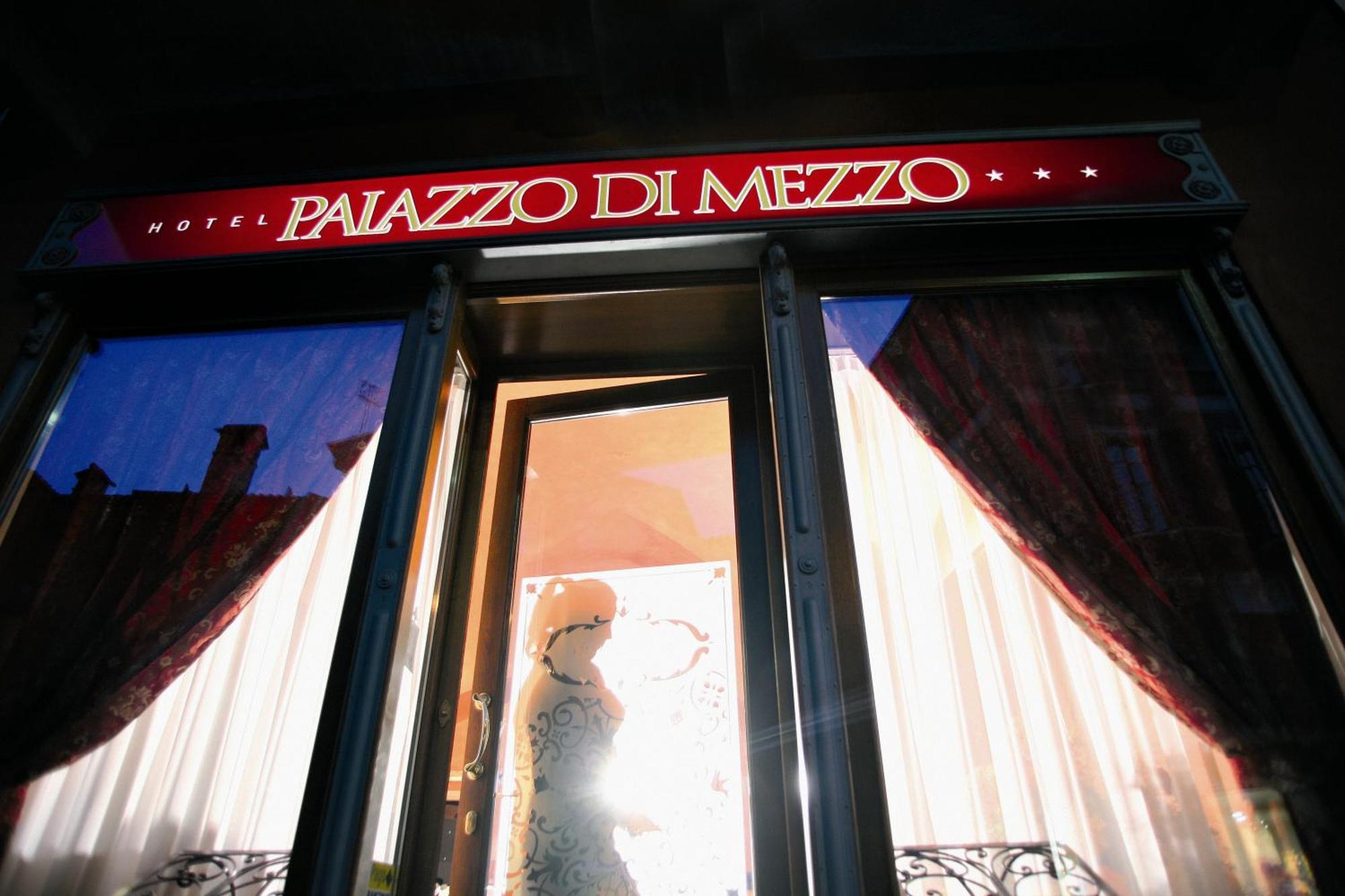 Hotel Palazzo Di Mezzo Carrù Exterior foto