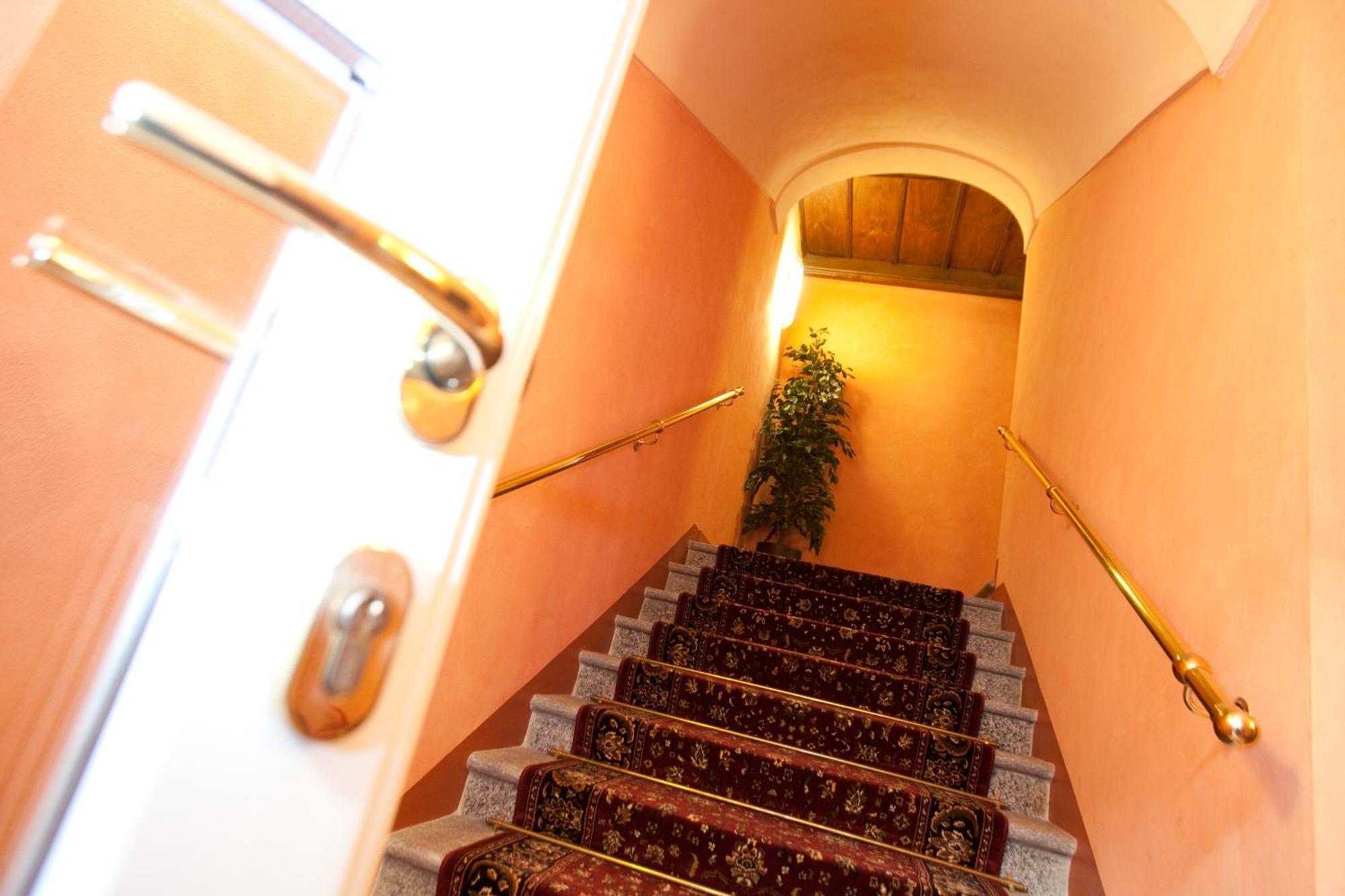 Hotel Palazzo Di Mezzo Carrù Exterior foto
