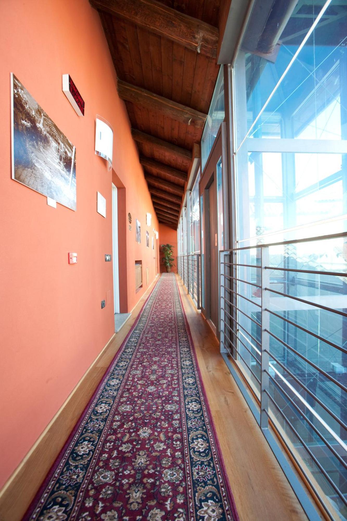 Hotel Palazzo Di Mezzo Carrù Exterior foto