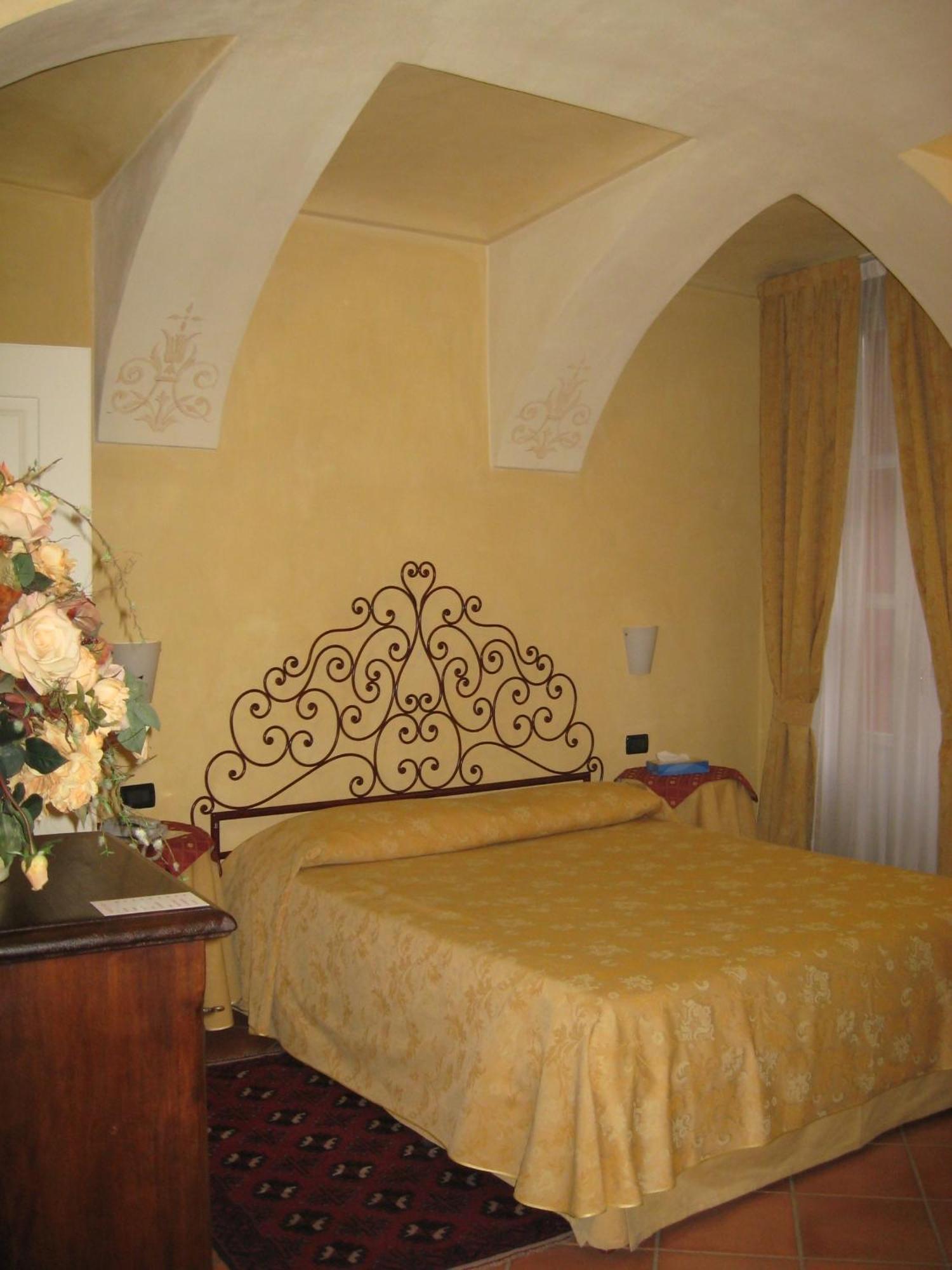 Hotel Palazzo Di Mezzo Carrù Habitación foto