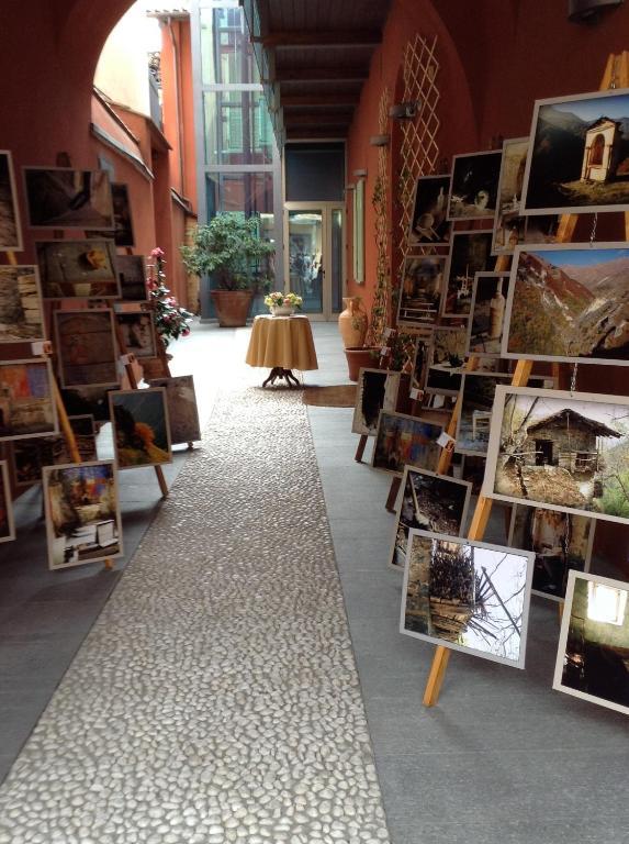 Hotel Palazzo Di Mezzo Carrù Exterior foto