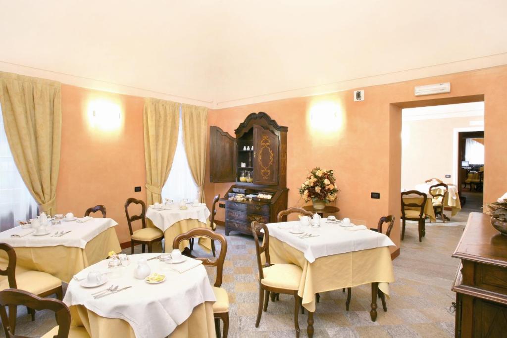 Hotel Palazzo Di Mezzo Carrù Exterior foto