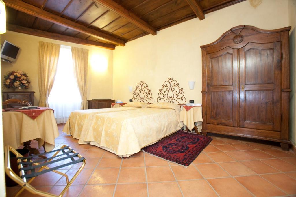 Hotel Palazzo Di Mezzo Carrù Exterior foto