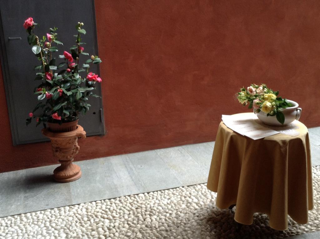 Hotel Palazzo Di Mezzo Carrù Exterior foto